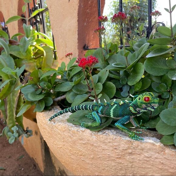 Iguana sculpture made with 10000 tiny glass seed beads over an Algodon armature - Picture 15 of 15
